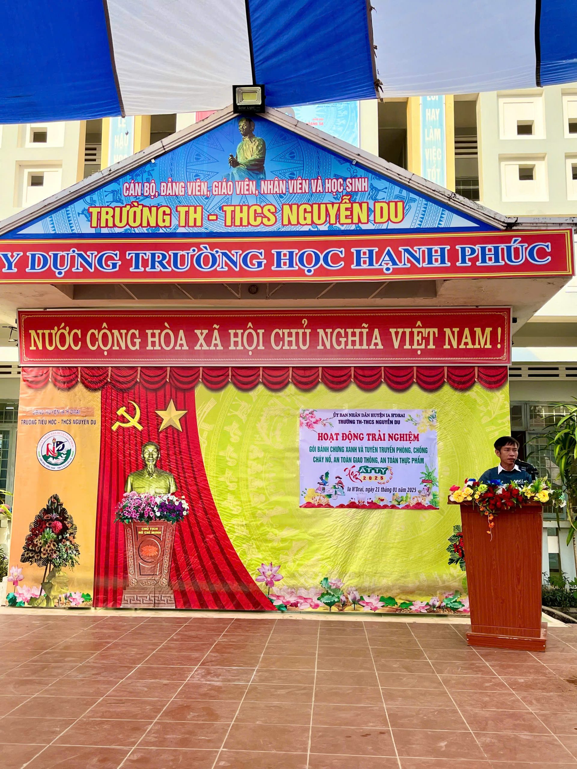 Đồng chí Nguyễn Ngọc Linh - Hiệu trưởng Nhà trường phát biểu Khai mạc Hoạt động trải nghiệm)